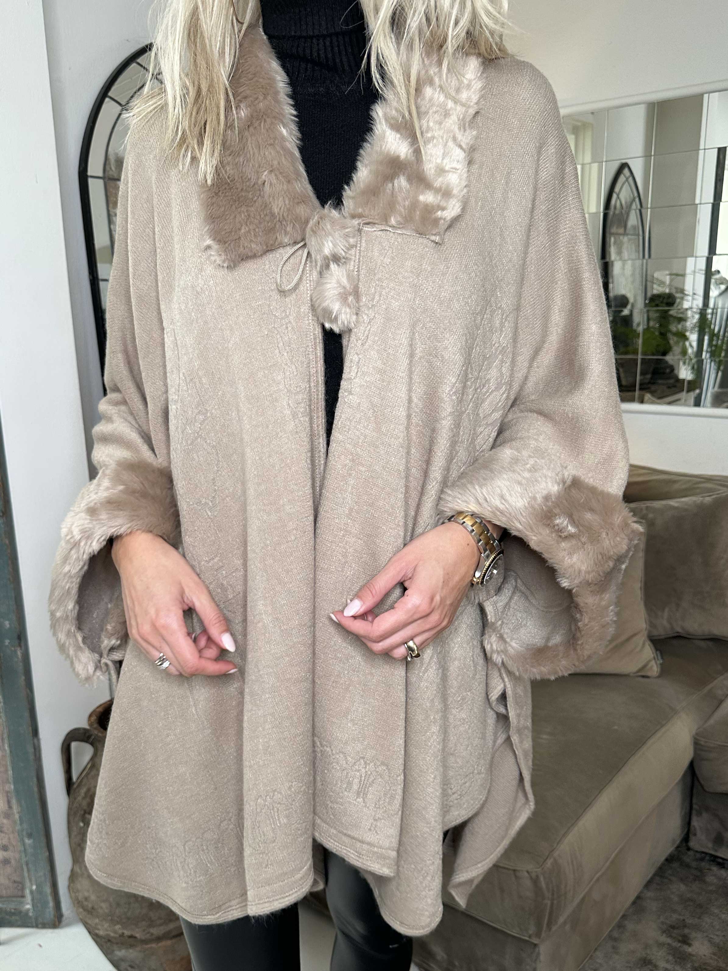 Manon - Strikponcho med faux fur pelskant